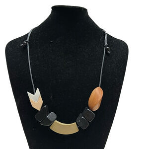 NWT decouture wood & resin necklace
